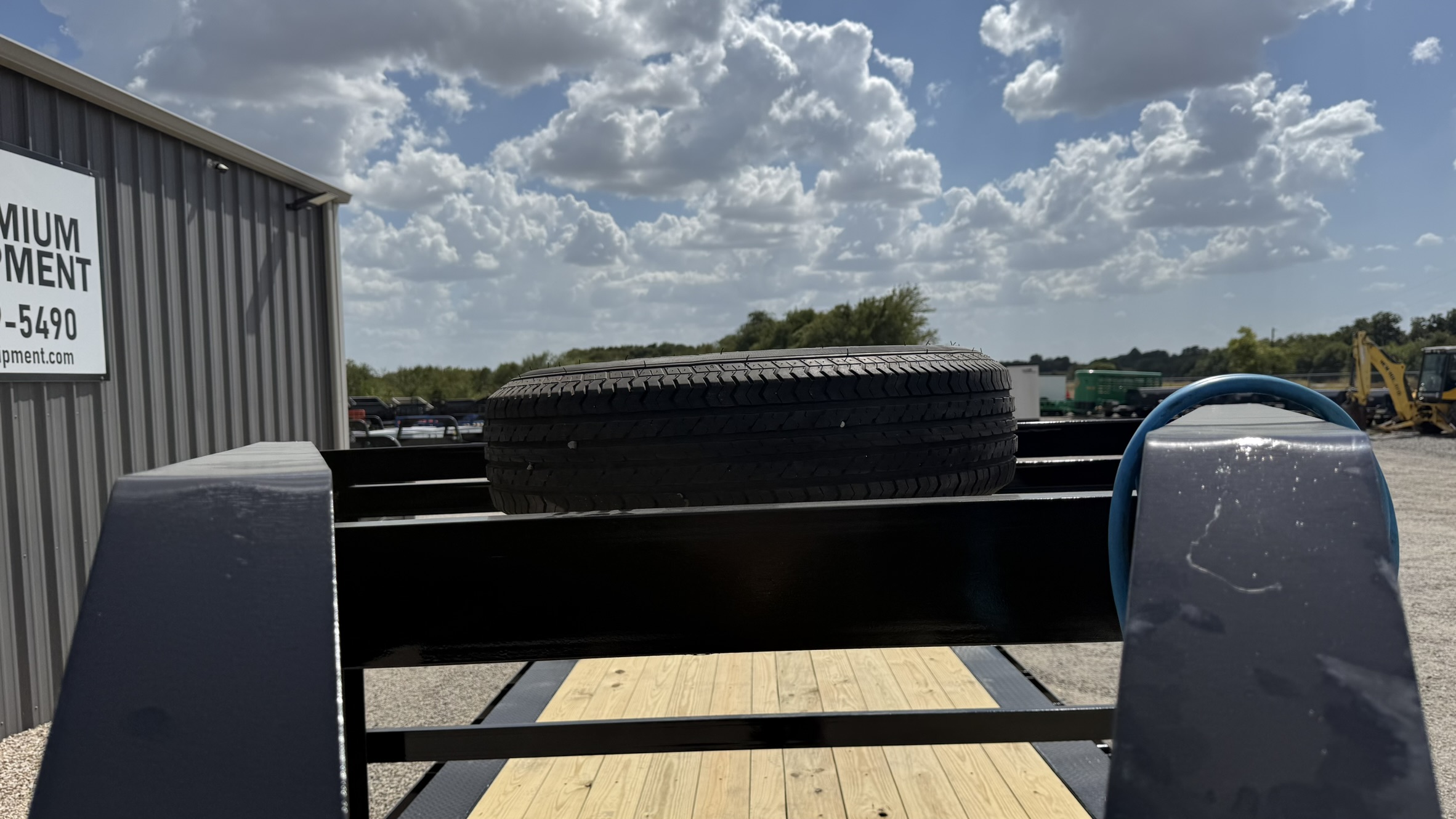2027 JCE Trailers 102”x24’ Gooseneck Equipment/Carhauler Trailer Trailer