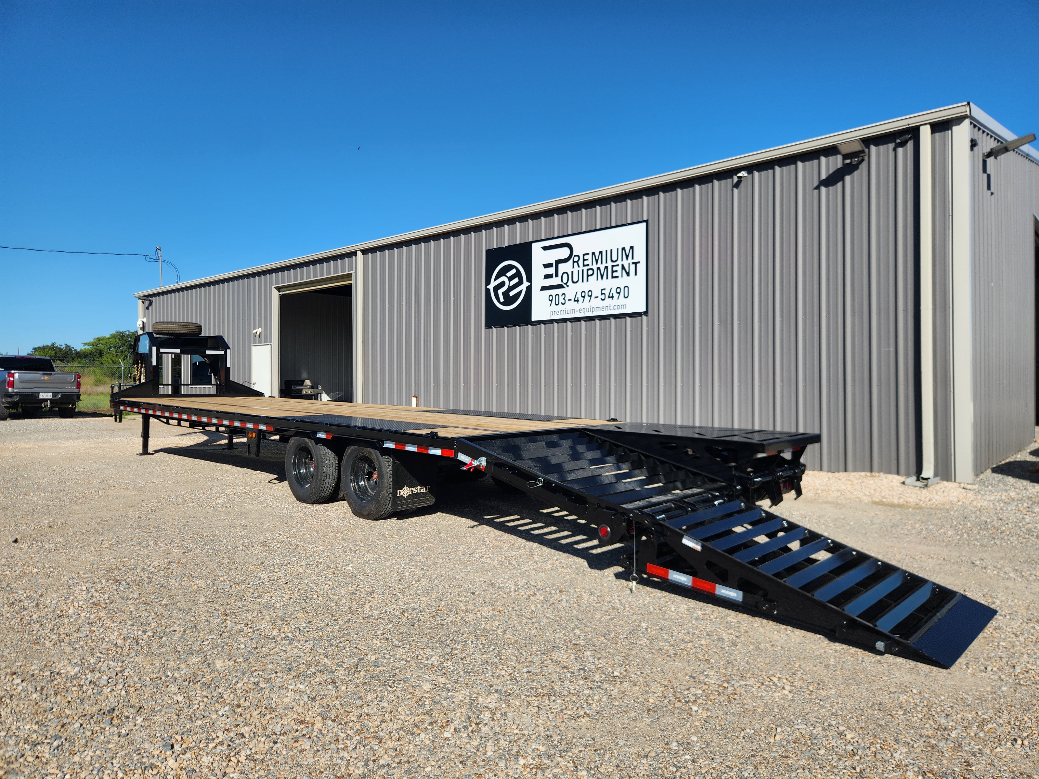 2027 Norstar 102”x32’ Gooseneck Flatbed Lo-Pro w/ Rampage Ramps Trailer